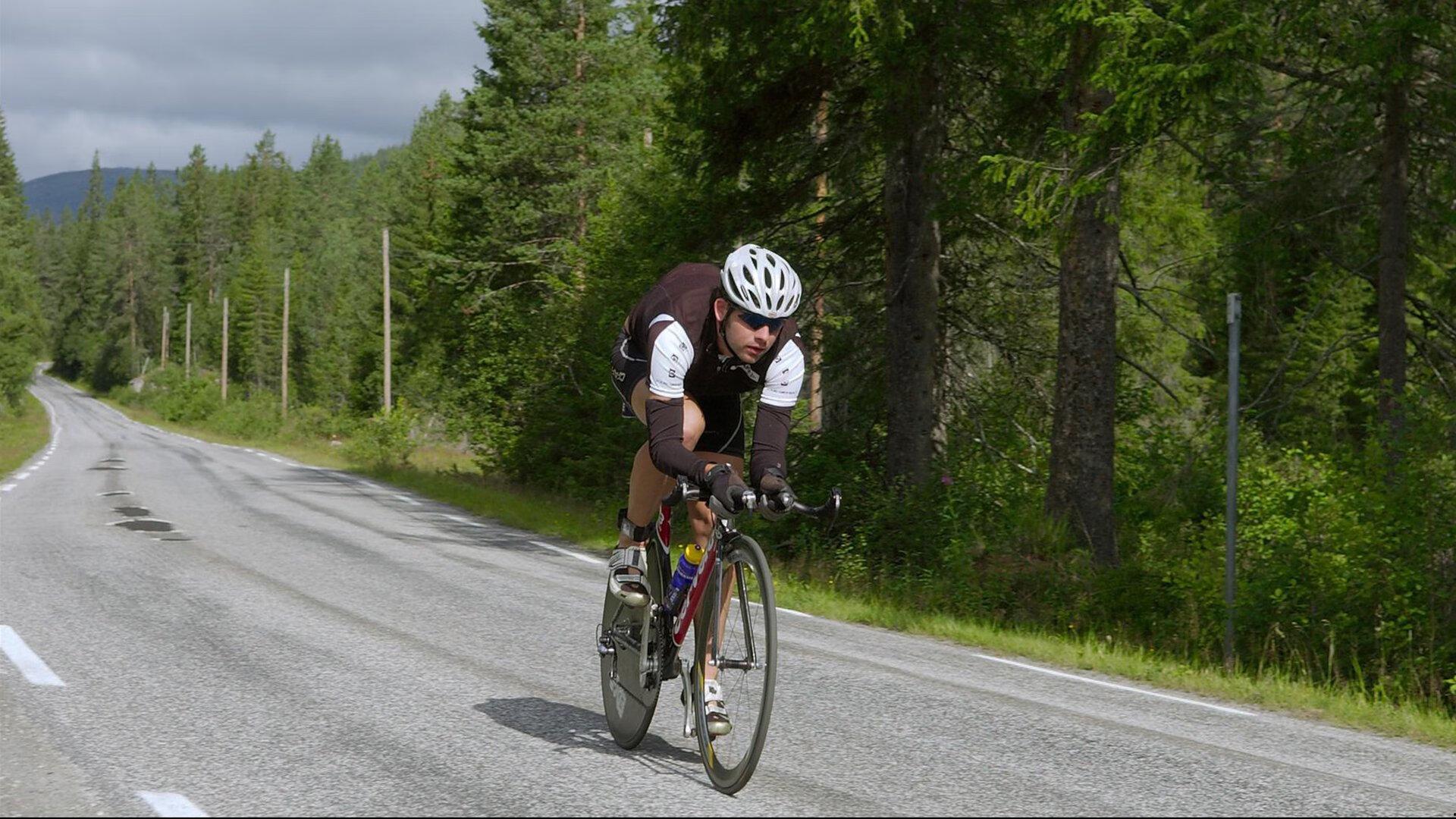 赛场风暴中的温情时刻,路威与保罗赛后相拥,诠释体育真谛